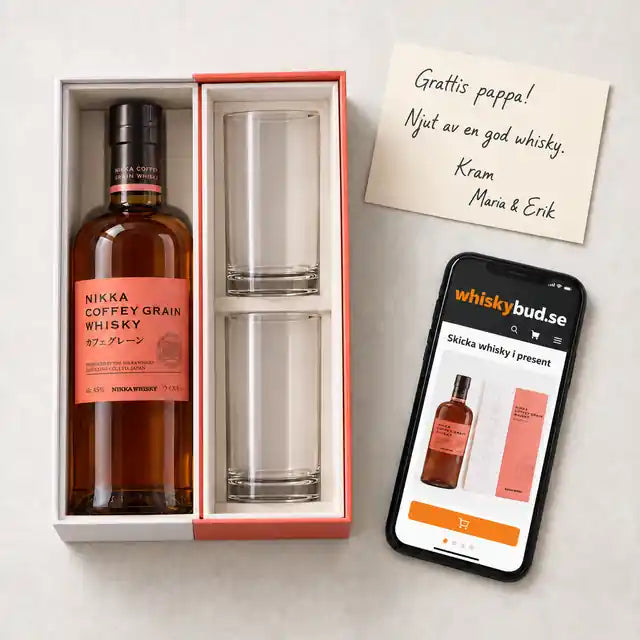 Nikka Coffey Grain i presentask med två glas, ett kort med texten Grattis pappa och en mobil som visar Whiskybud.se