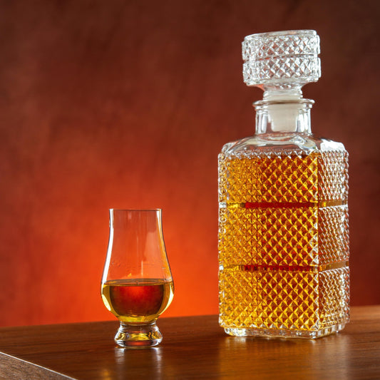 Karaff och glas med whisky – fin whiskey att ge bort